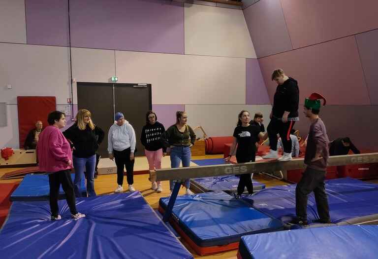 la journée Activité motrices noël 2023 - la poutre