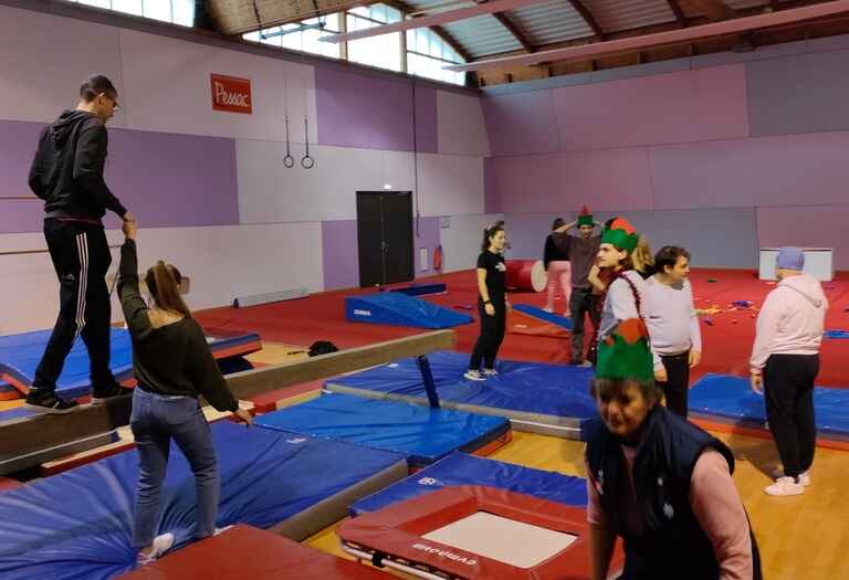 la journée Activité motrices noël 2023 - la poutre