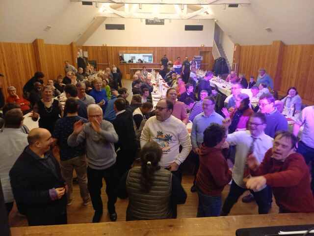 Repas ASAB 2024 - vue sur un groupe de qui danse devant la scéne