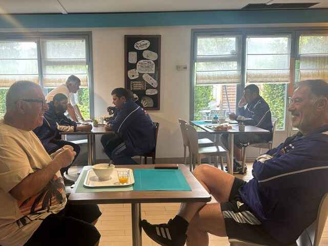hampionnat de France de para Basket 2024 à Aubagne - Jacues Manieu et Pierre Landeau au petit-dejeuner