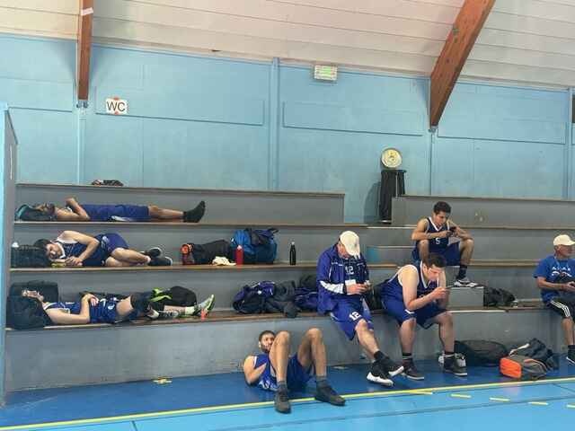hampionnat de France de para Basket 2024 à Aubagne - Les joueurs de l'ASAB au repos sur les gradins