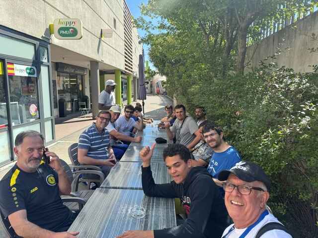 hampionnat de France de para Basket 2024 à Aubagne - le goupe autour d'une table dans un bar