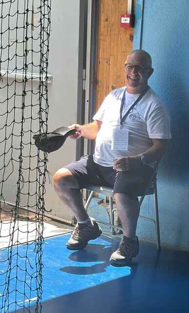 hampionnat de France de para Basket 2024 à Aubagne - Jacques Manieu assis dans une chaise avec sa casquette dans la main