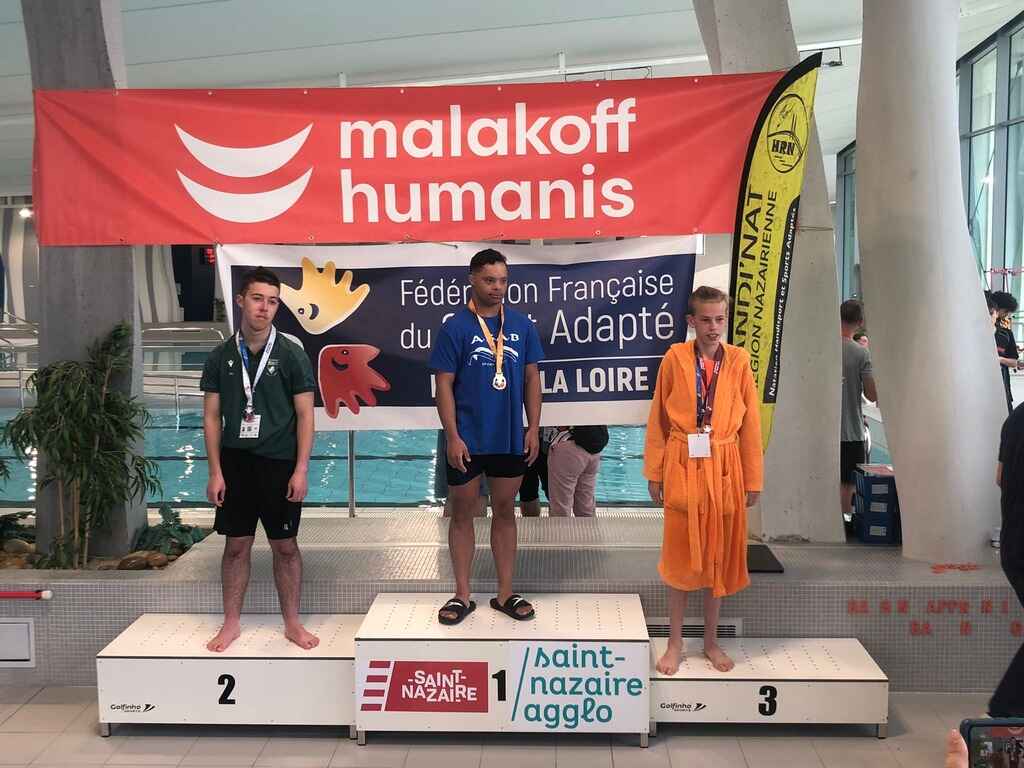Championnat de France 2024 para natation à St Nazaire. Podium avec Ilian Hernandez médaille d'or 50m nage libre